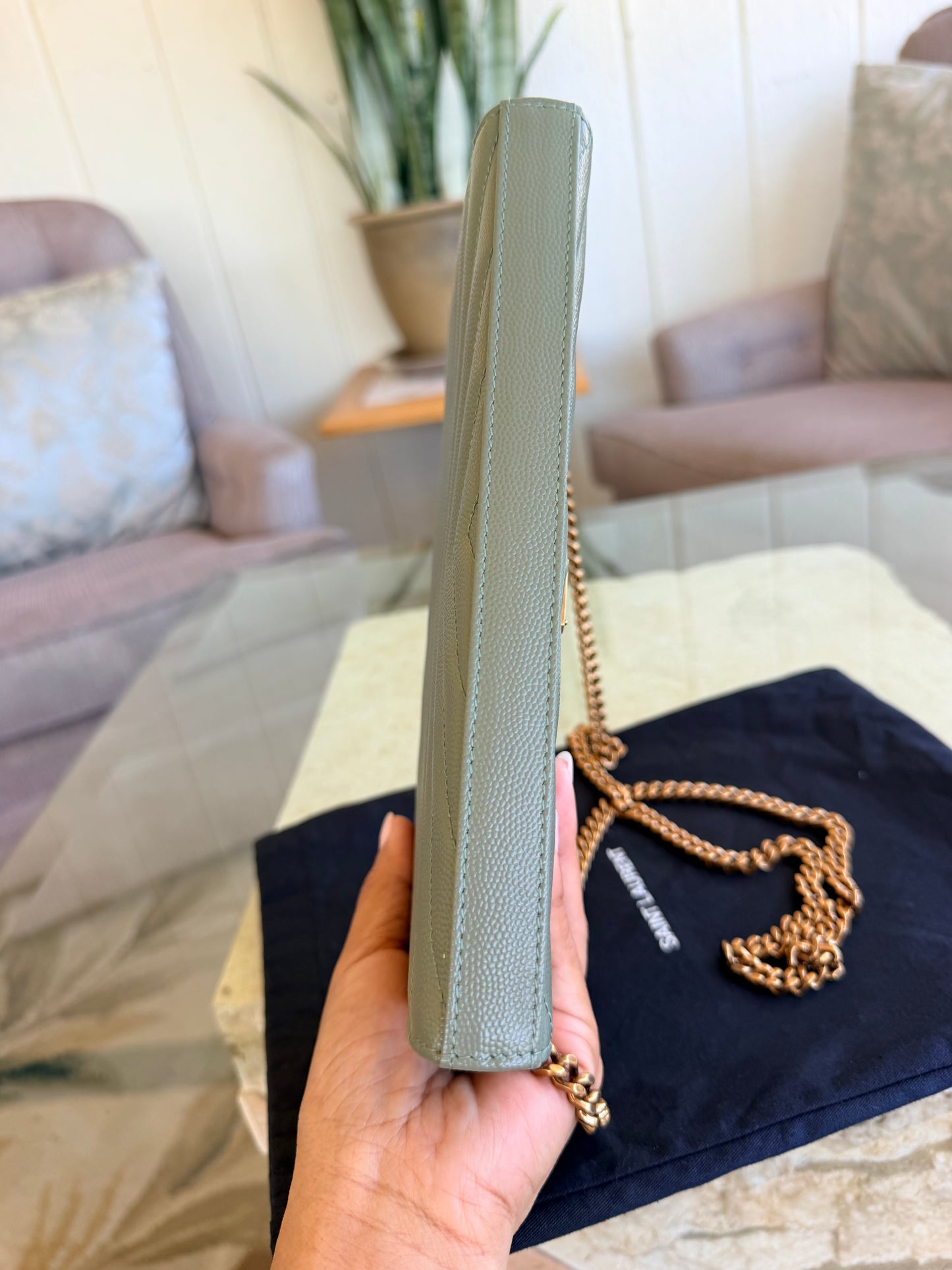 CASSANDRE ENVELOPE CHAIN WALLET IN GRAIN DE POUDRE LEATHER