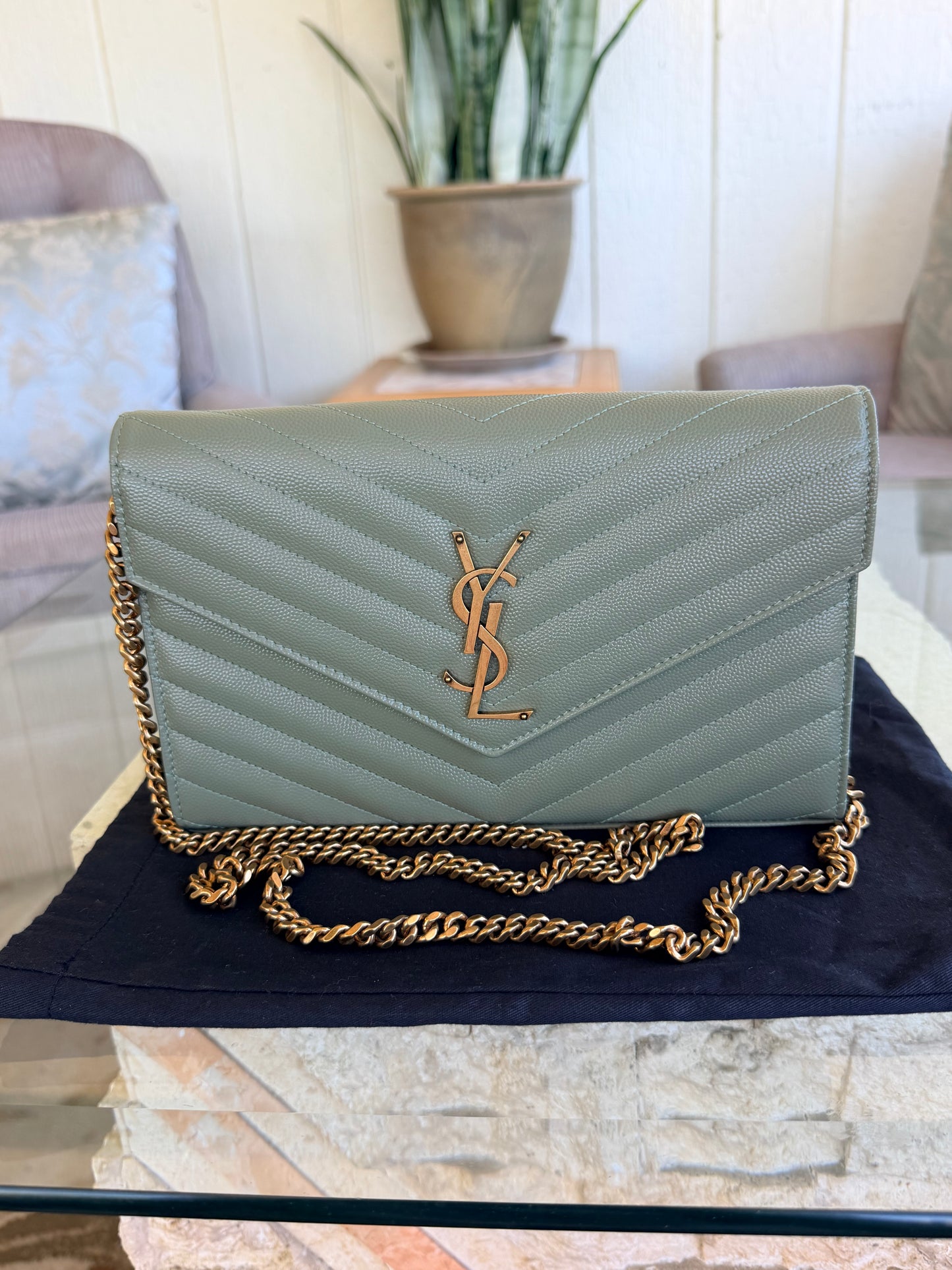 CASSANDRE ENVELOPE CHAIN WALLET IN GRAIN DE POUDRE LEATHER