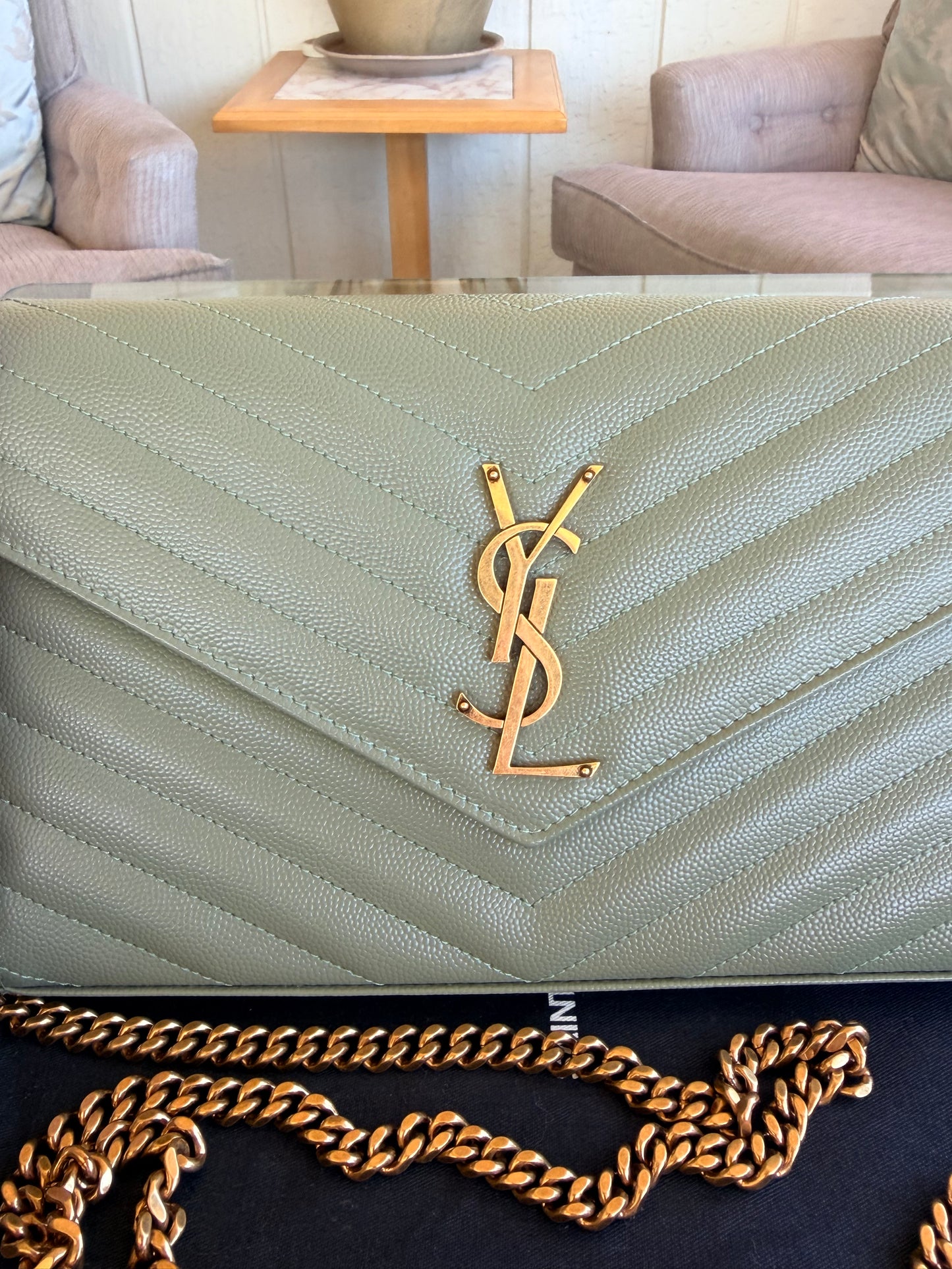 CASSANDRE ENVELOPE CHAIN WALLET IN GRAIN DE POUDRE LEATHER