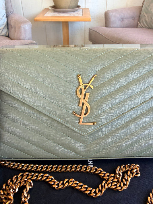 CASSANDRE ENVELOPE CHAIN WALLET IN GRAIN DE POUDRE LEATHER