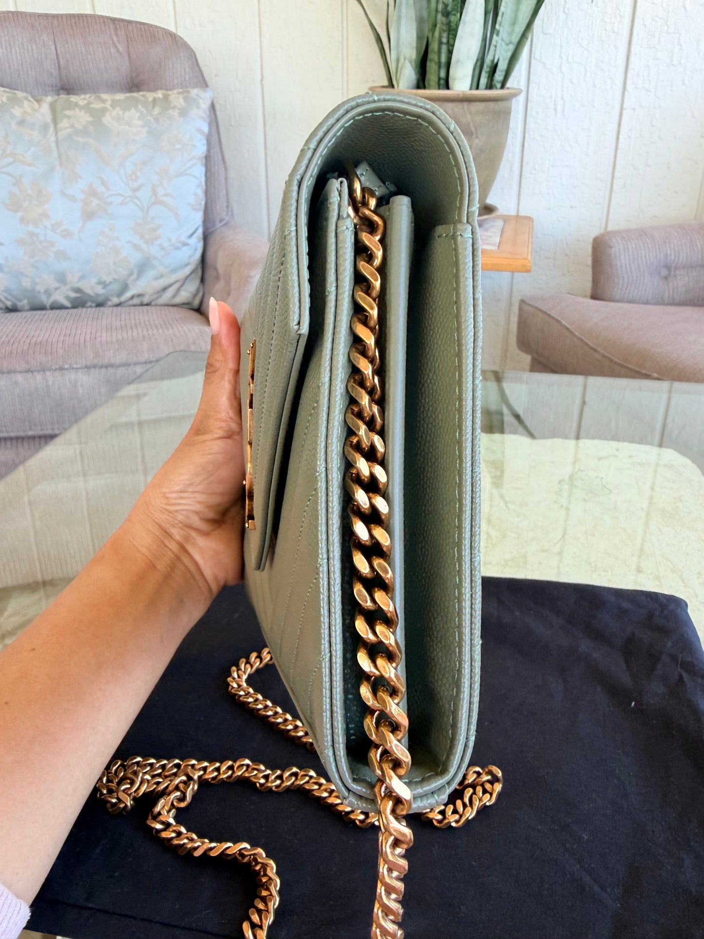 CASSANDRE ENVELOPE CHAIN WALLET IN GRAIN DE POUDRE LEATHER