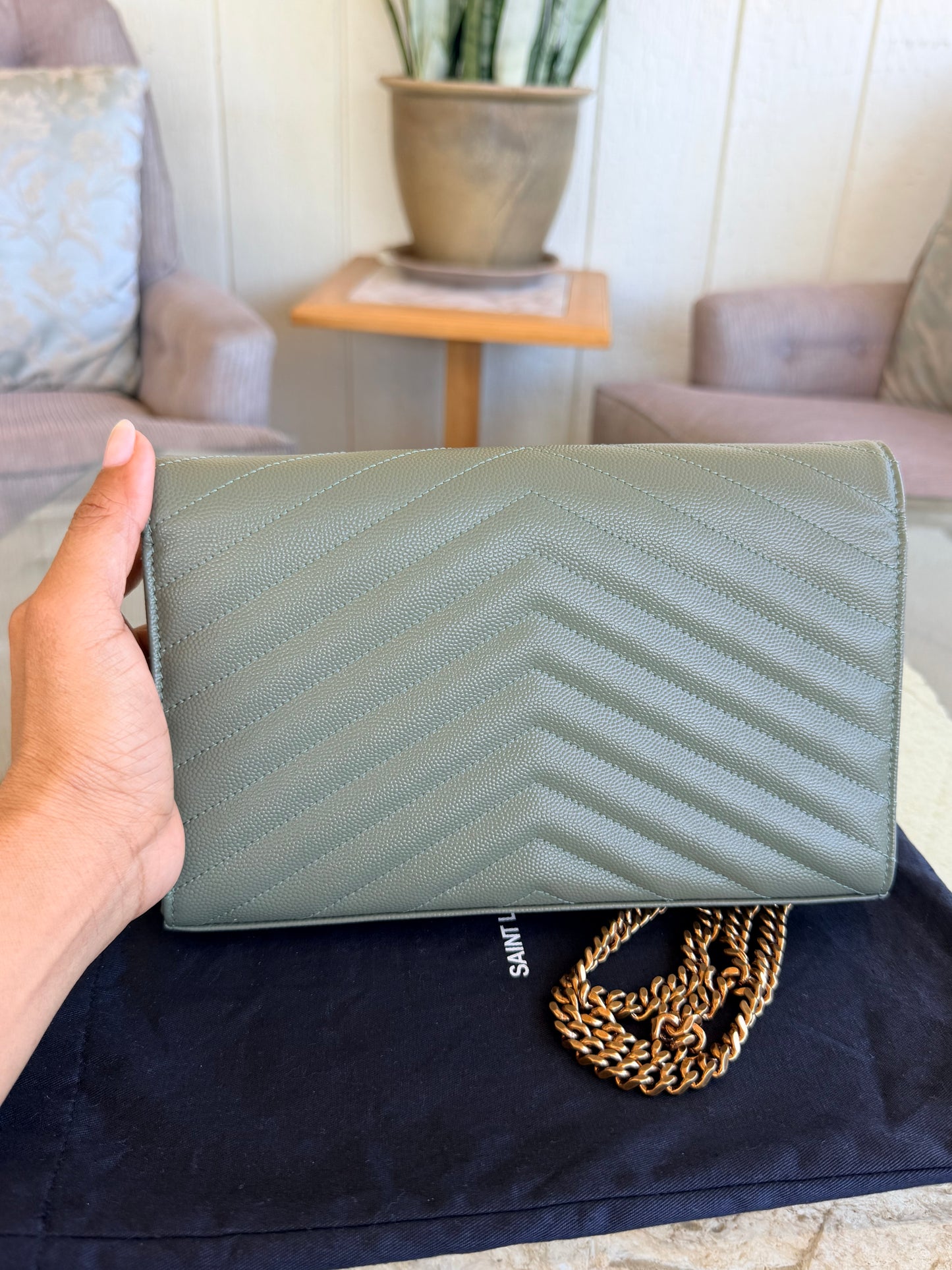 CASSANDRE ENVELOPE CHAIN WALLET IN GRAIN DE POUDRE LEATHER