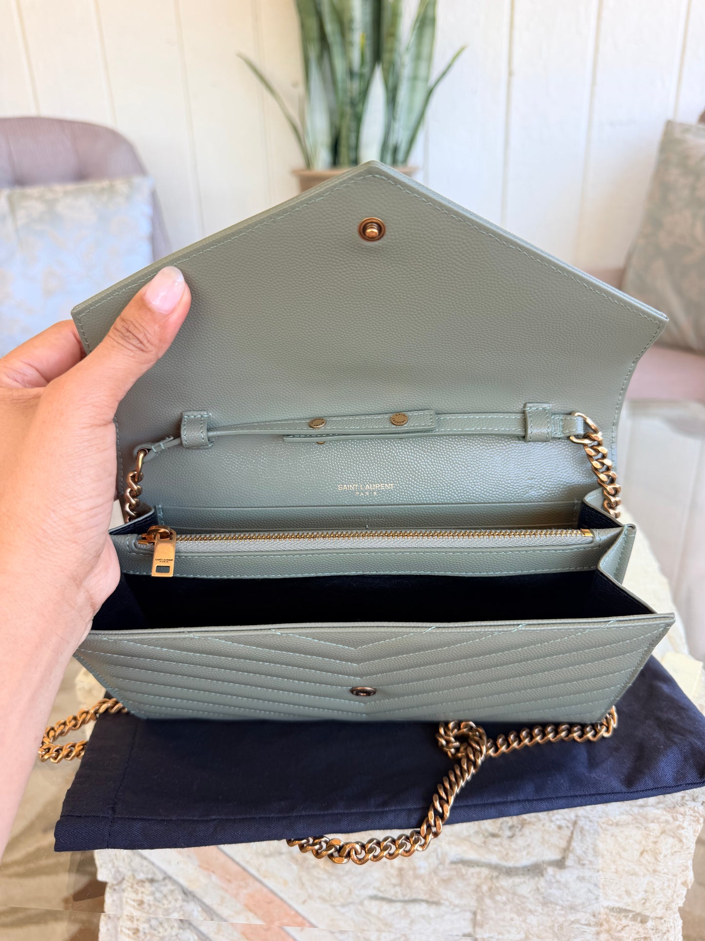 CASSANDRE ENVELOPE CHAIN WALLET IN GRAIN DE POUDRE LEATHER
