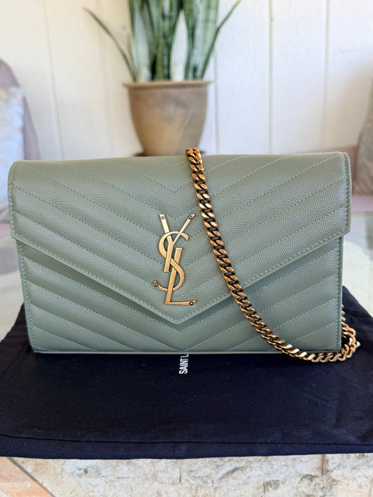 CASSANDRE ENVELOPE CHAIN WALLET IN GRAIN DE POUDRE LEATHER