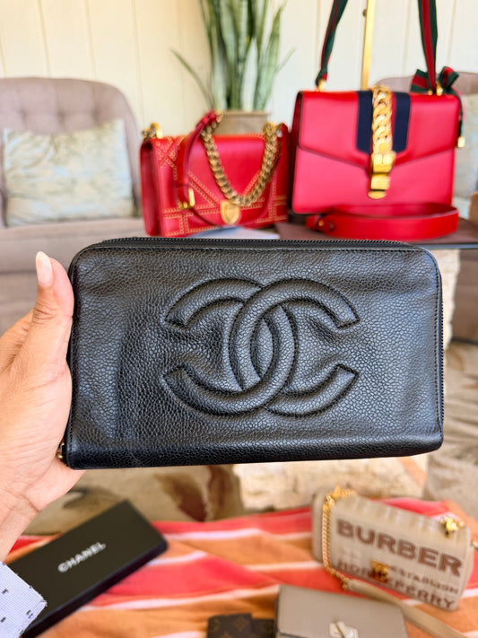 Chanel CC Zipped Wallet in Black Caviar Leather.